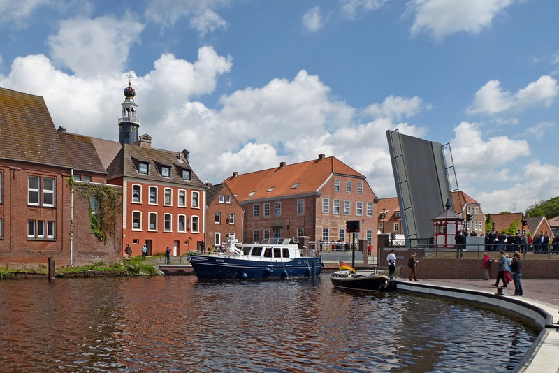 Wasserstraße mit Klappbrücke in Emden