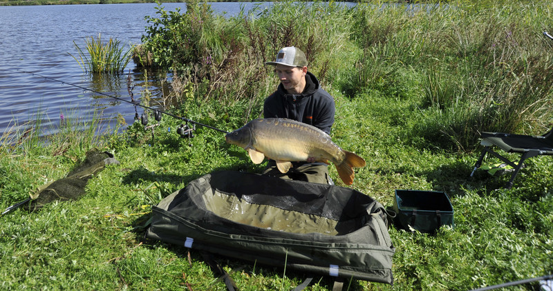 Angler mit einem Fisch