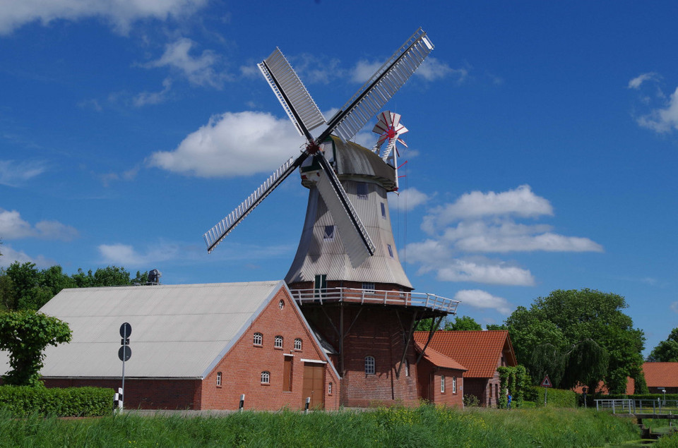 Galerie-Holländer-Windmühle Warsingsfehn von der anderen Seite des Kanals aus fotografiert