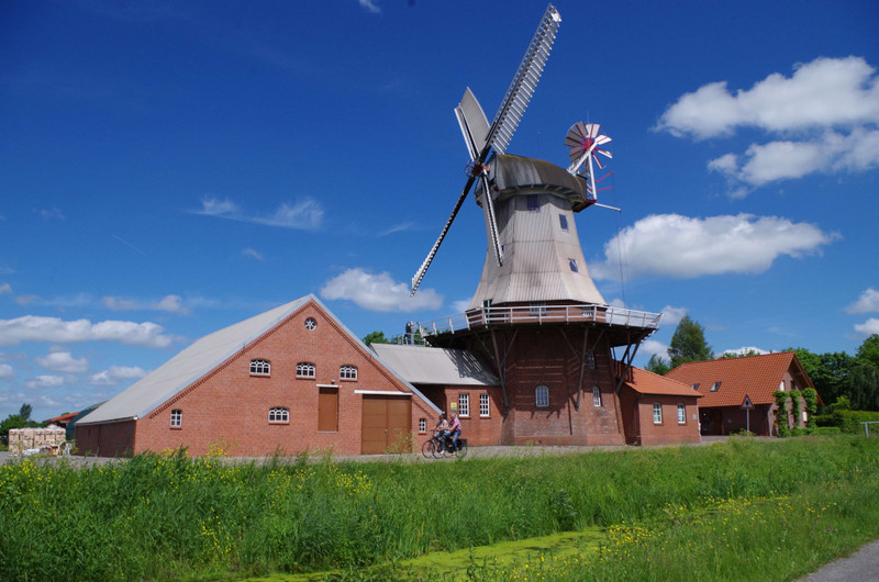 Fahrradfahrer an der Mühle 