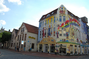 Künstlerisch bemalte Fassade der Bünting-Coloniale in der Altstadt von Leer 