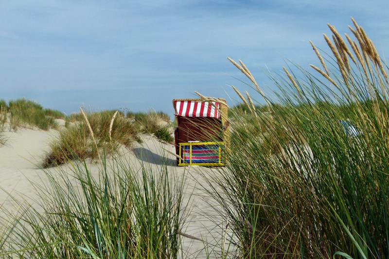 Strandkorb in den Dünen von der Insel Borkum 