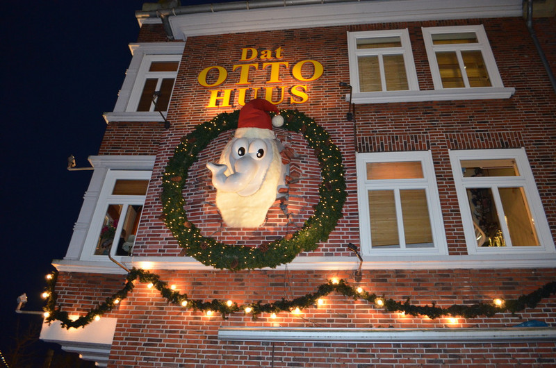 Fassade des Otto-Huus in Emden zur Weihnachtszeit 